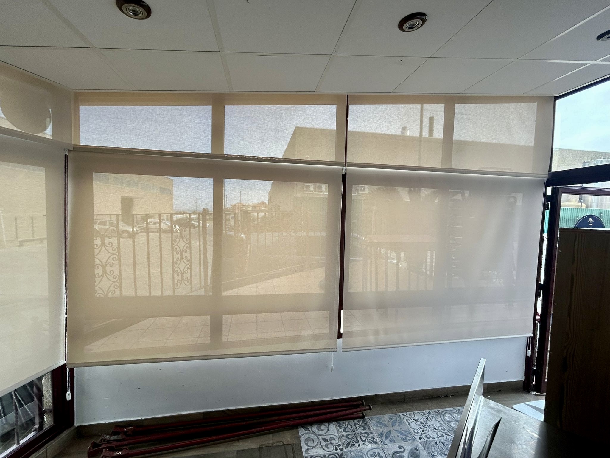 Cortinas enrollables con tejido fijo en la parte superior. Tejido técnico screen