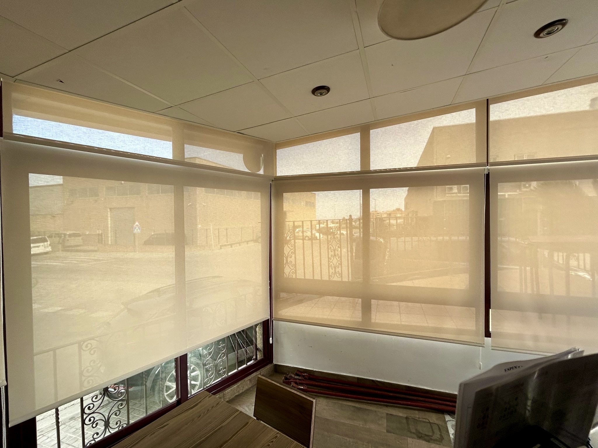 Cortinas enrollables con tejido técnico screen instaladas en restaurante en Vilassar de Mar