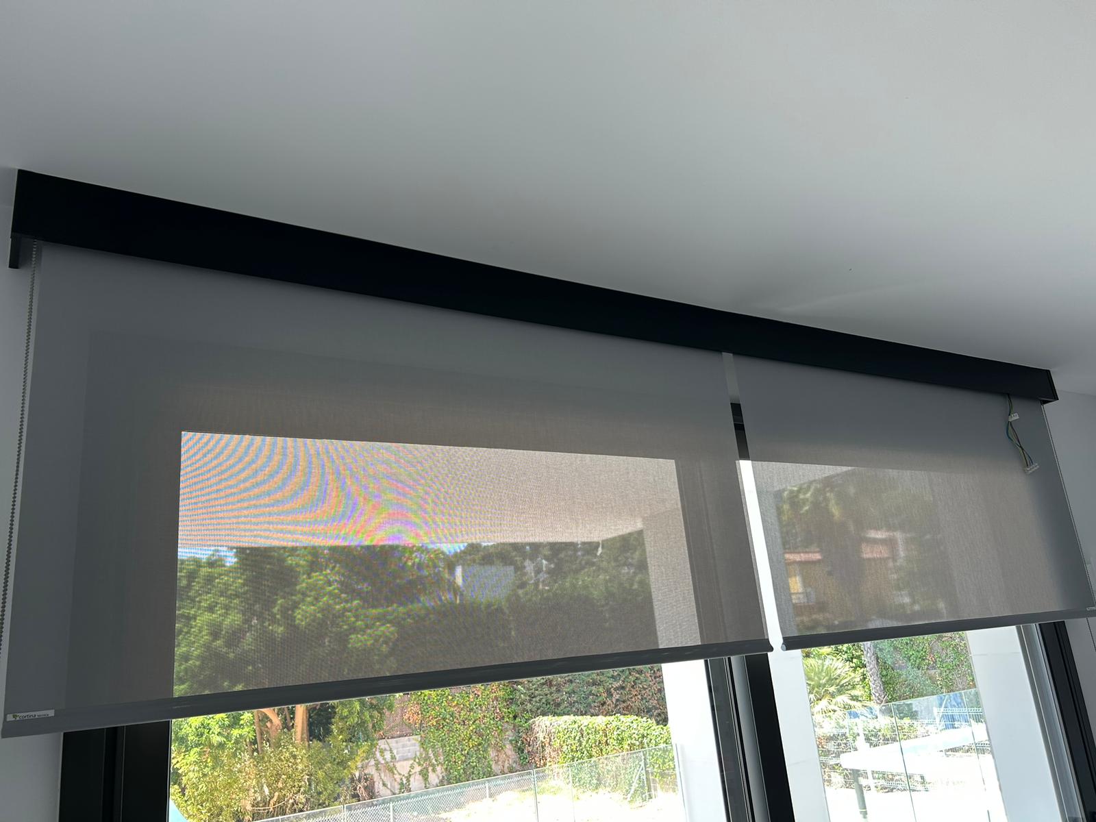 Cortina enrollable con frontal decorativo de color negro