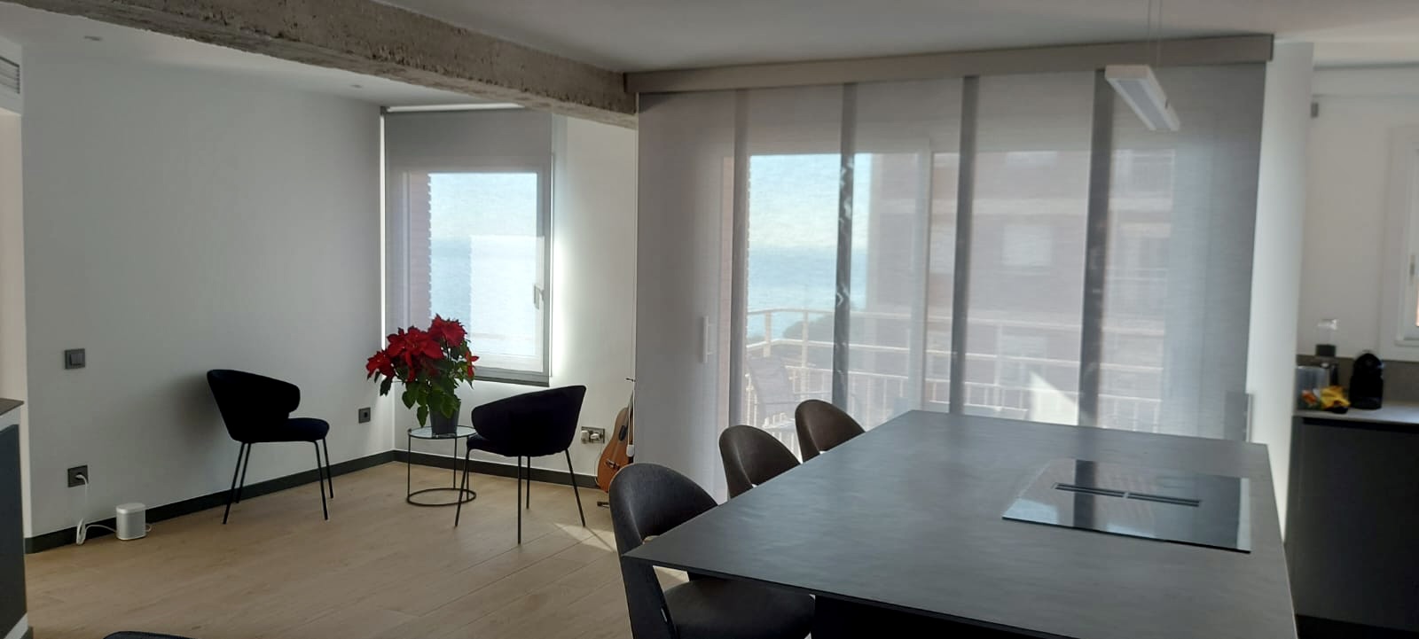 Cortina enrollable y panel japonés con trazer, en cocina, Montgat