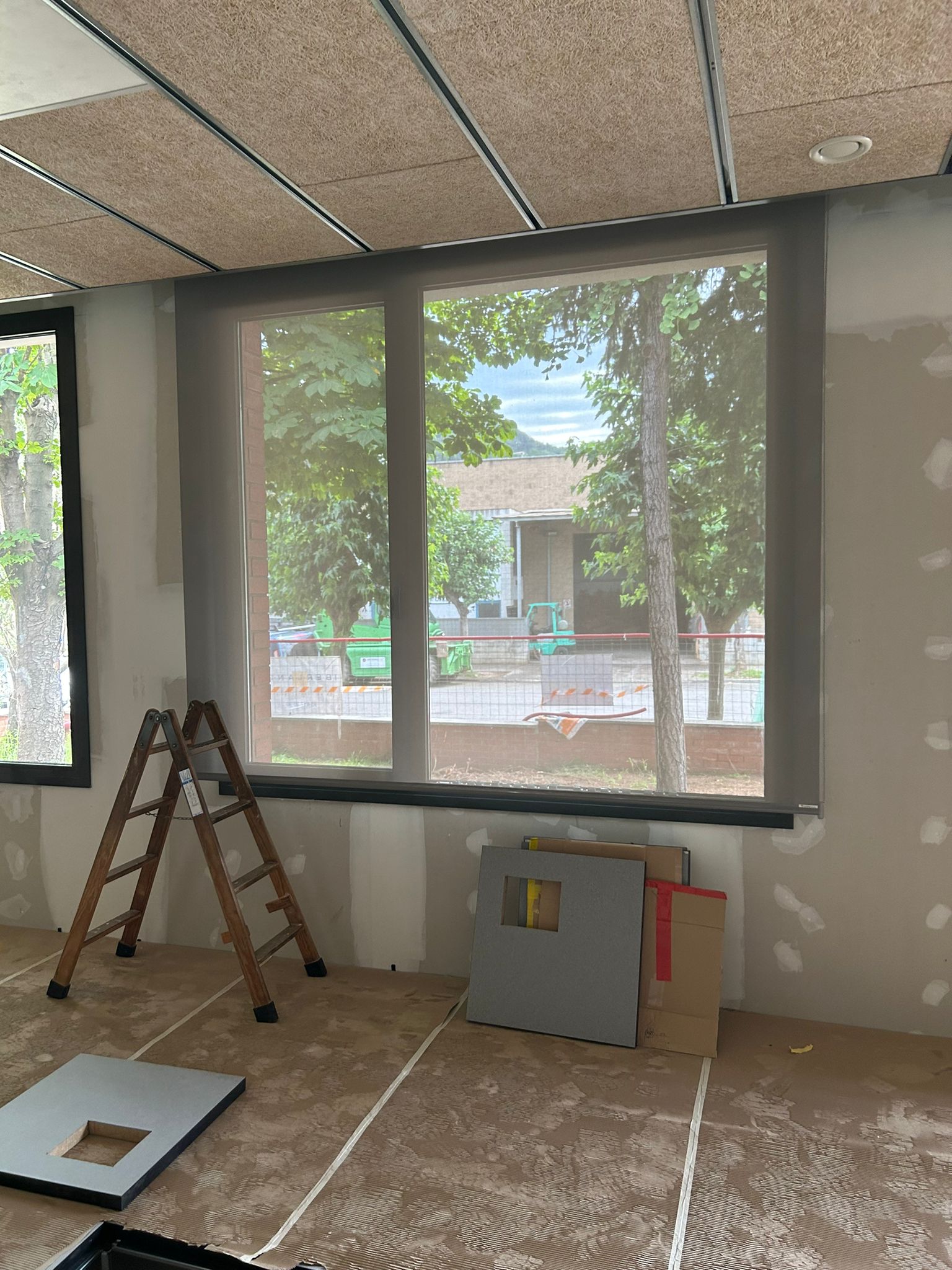 Cortina enrollable instalada en ventana con espacio en obras