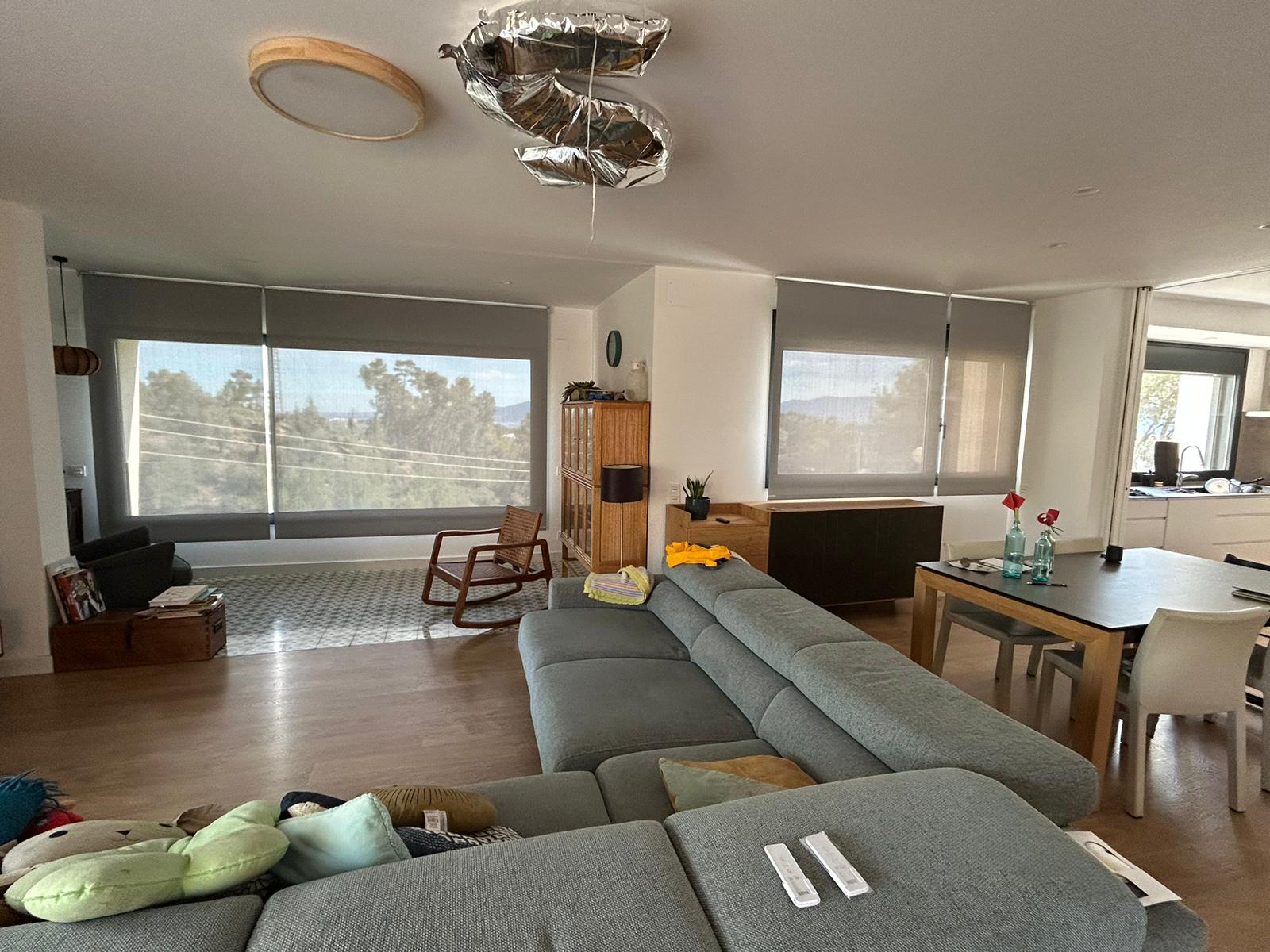 Cortinas enriollables motorizadas para salón comedor de vivienda en Barcelona