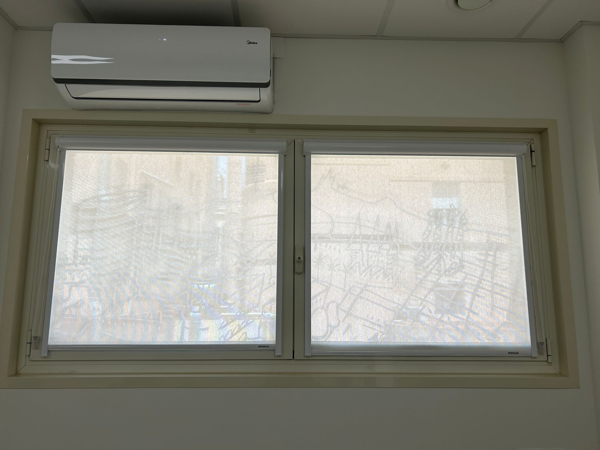 Cortina técnica minifast instalada en oficina de Barcelona