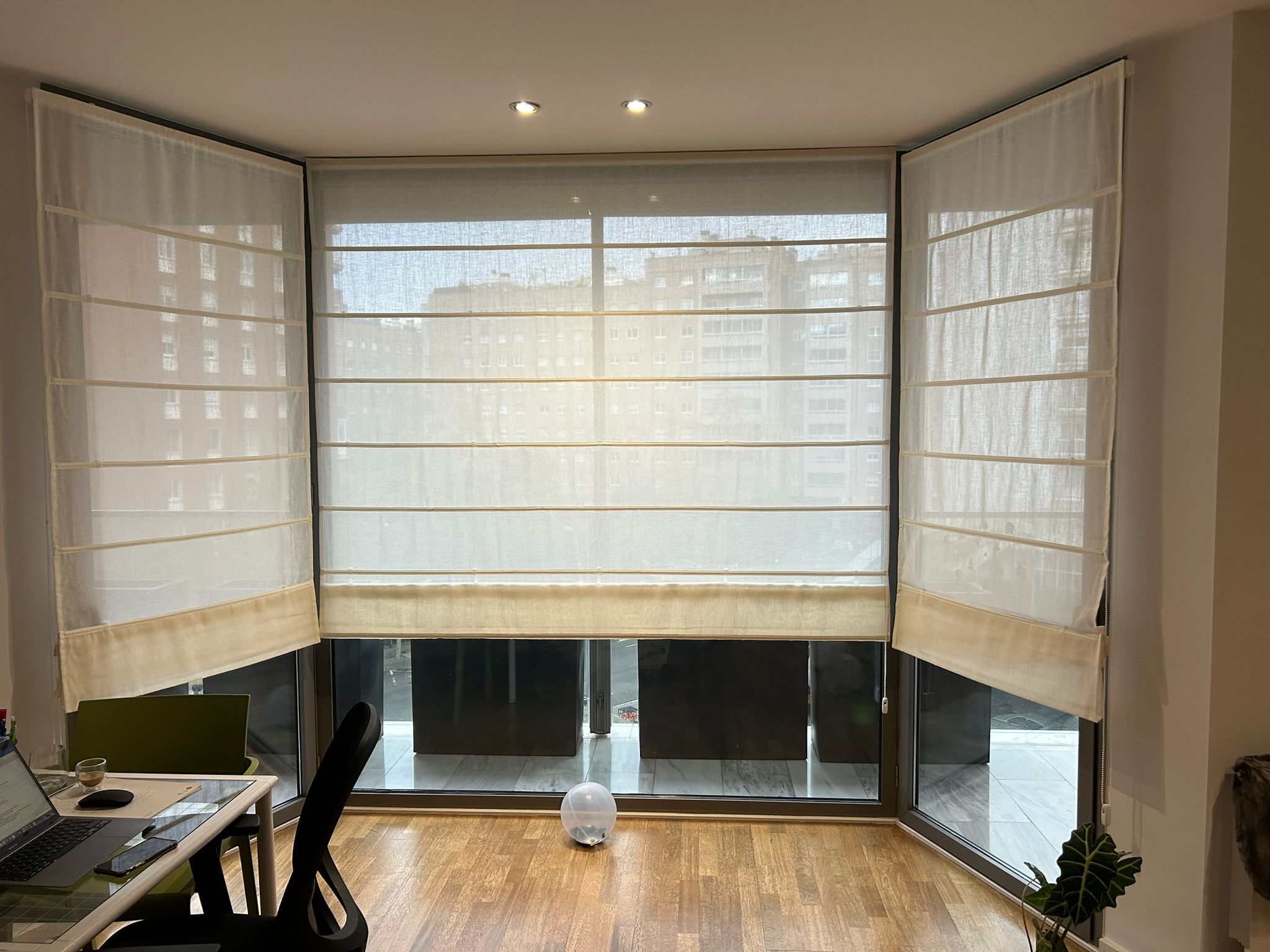 Cortinas plegables con varilla instaladas en ventanales de comedor