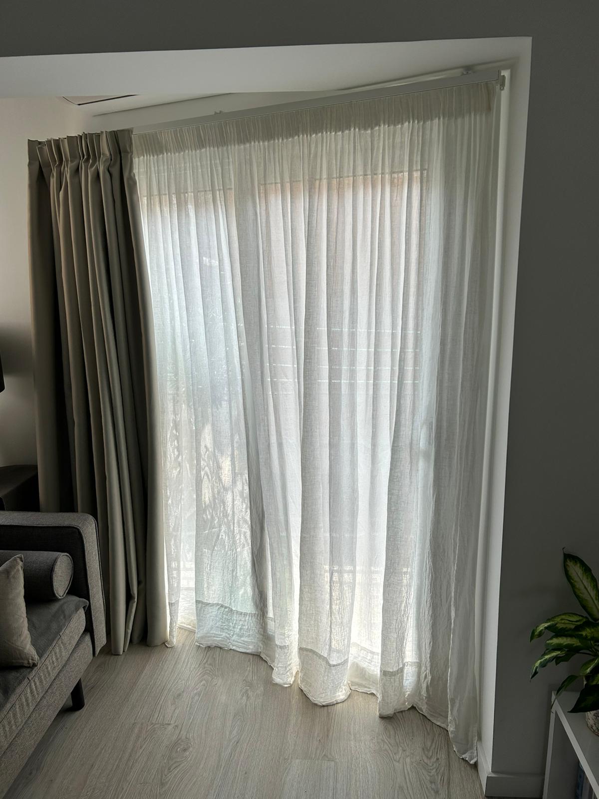 Cortinas tradicionales con doble tejido, opaco y translucido, instaladas en salón de vivienda