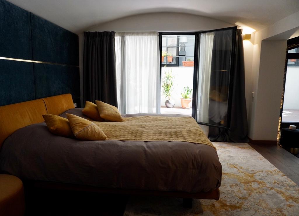 Doble cortina tradicional de visillo y terciopelo instalada en dormitorio de vivienda en Barcelona