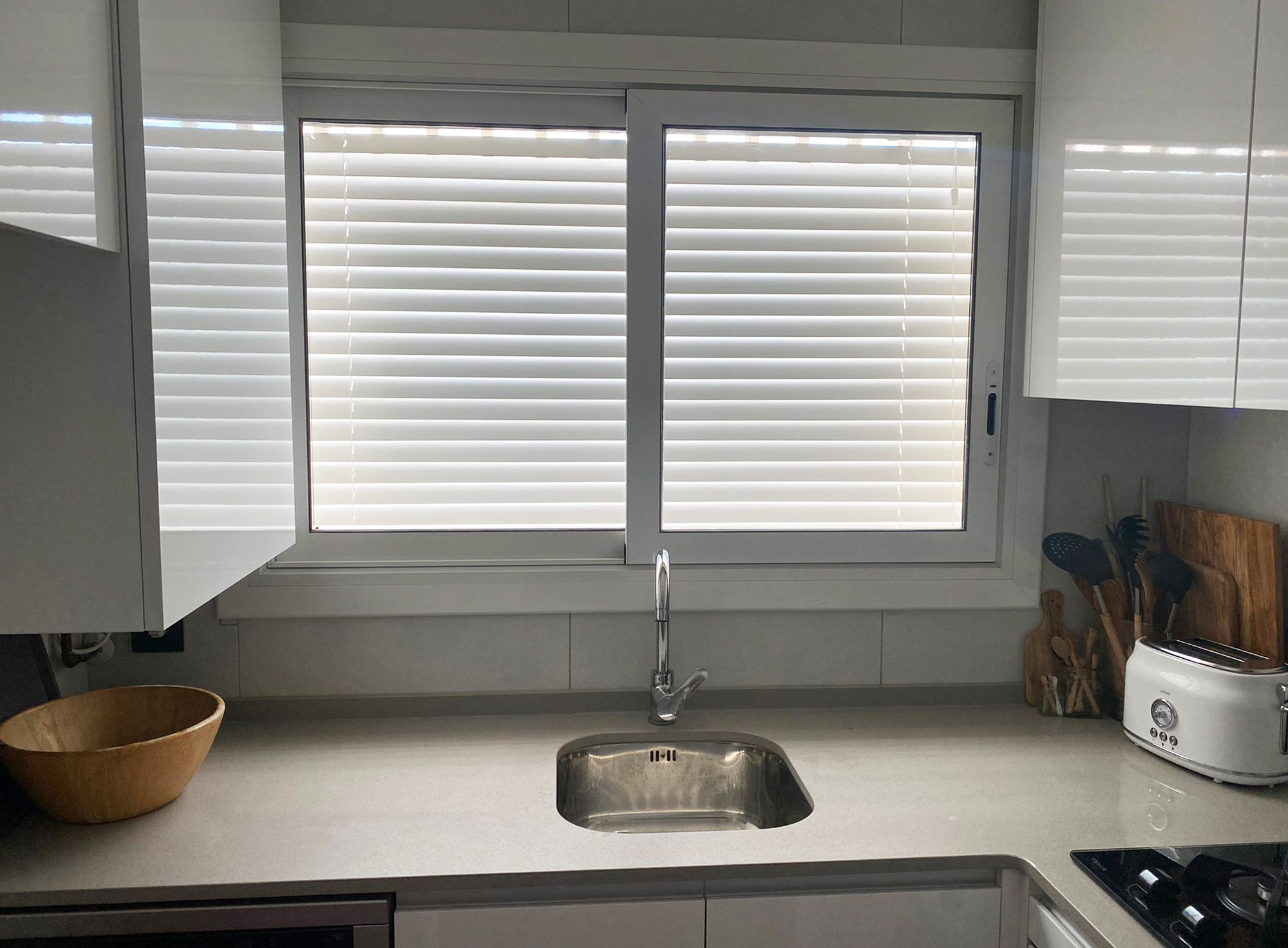 Cortina técnica  veneciana con lamas de 50mm de madera