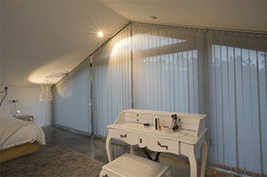 cortina vertical en blanco para plano inclinado