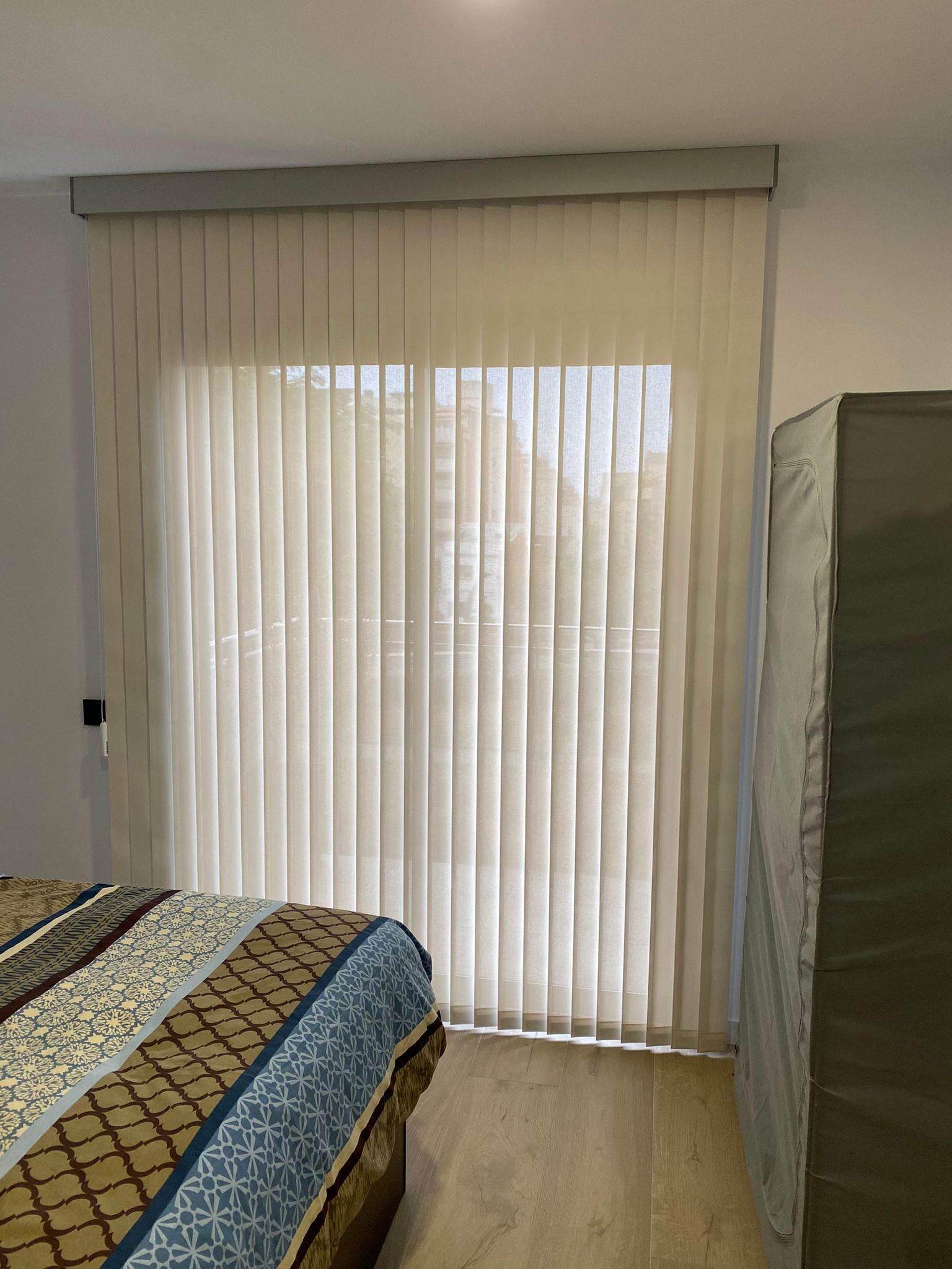 Cortina vertical con cajón decorativo