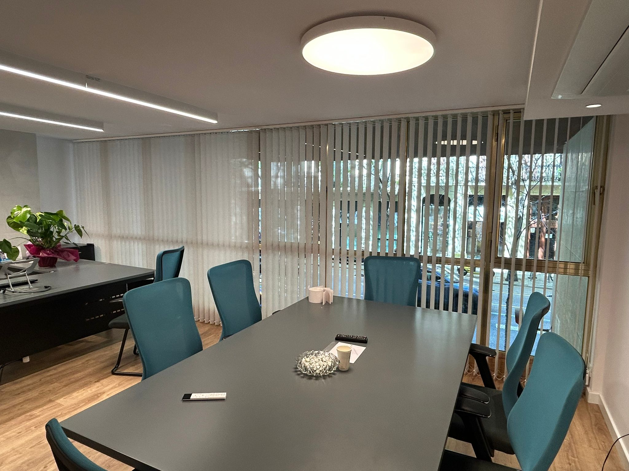 Cortina vertical lamas 89mm instaladas en despacho en Barcelona, ejemplo lamas abiertas