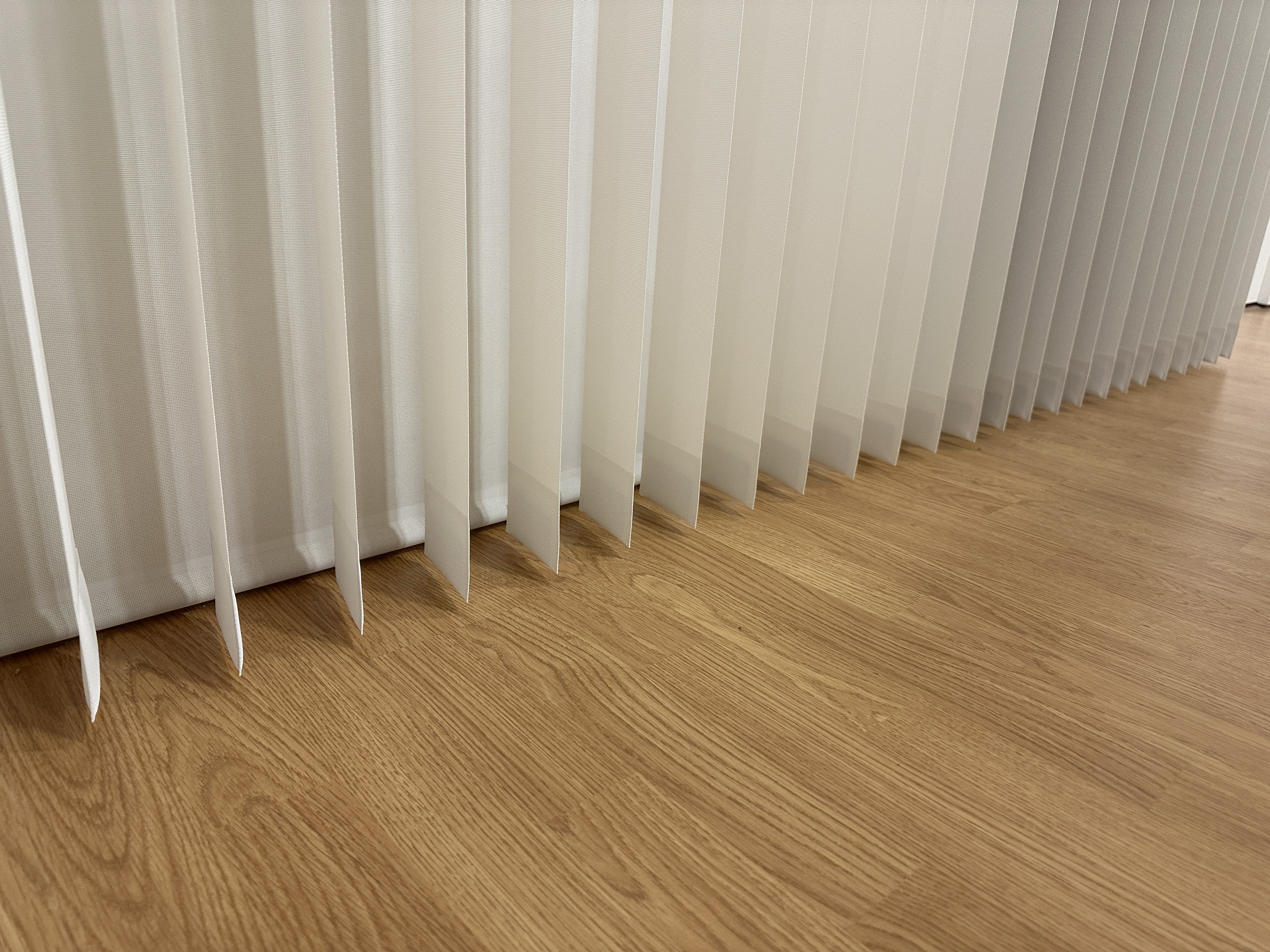 Cortina vertical lamas sin cadena distanciadora