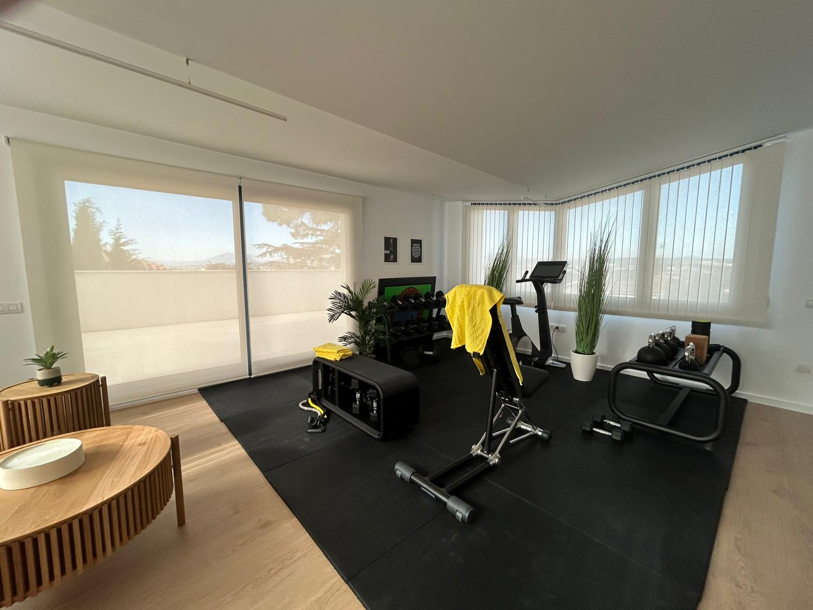 Cortinas enrollables con motor batería instaladas en Sant Cugat del Vallès