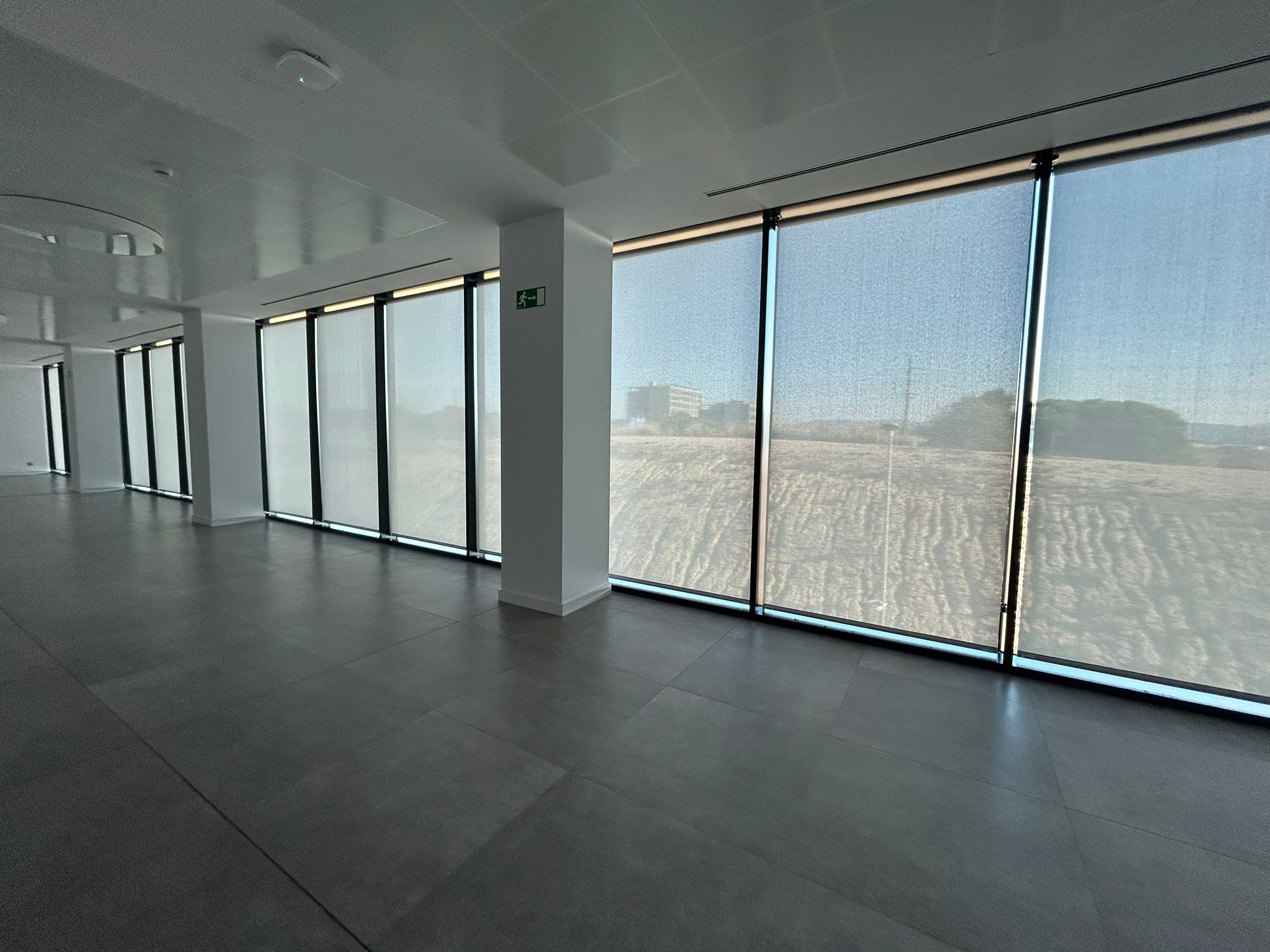 Cortinas enrollables con tejido técnico screen instaladas en nave de oficinas en Sant Cugat del Vallès
