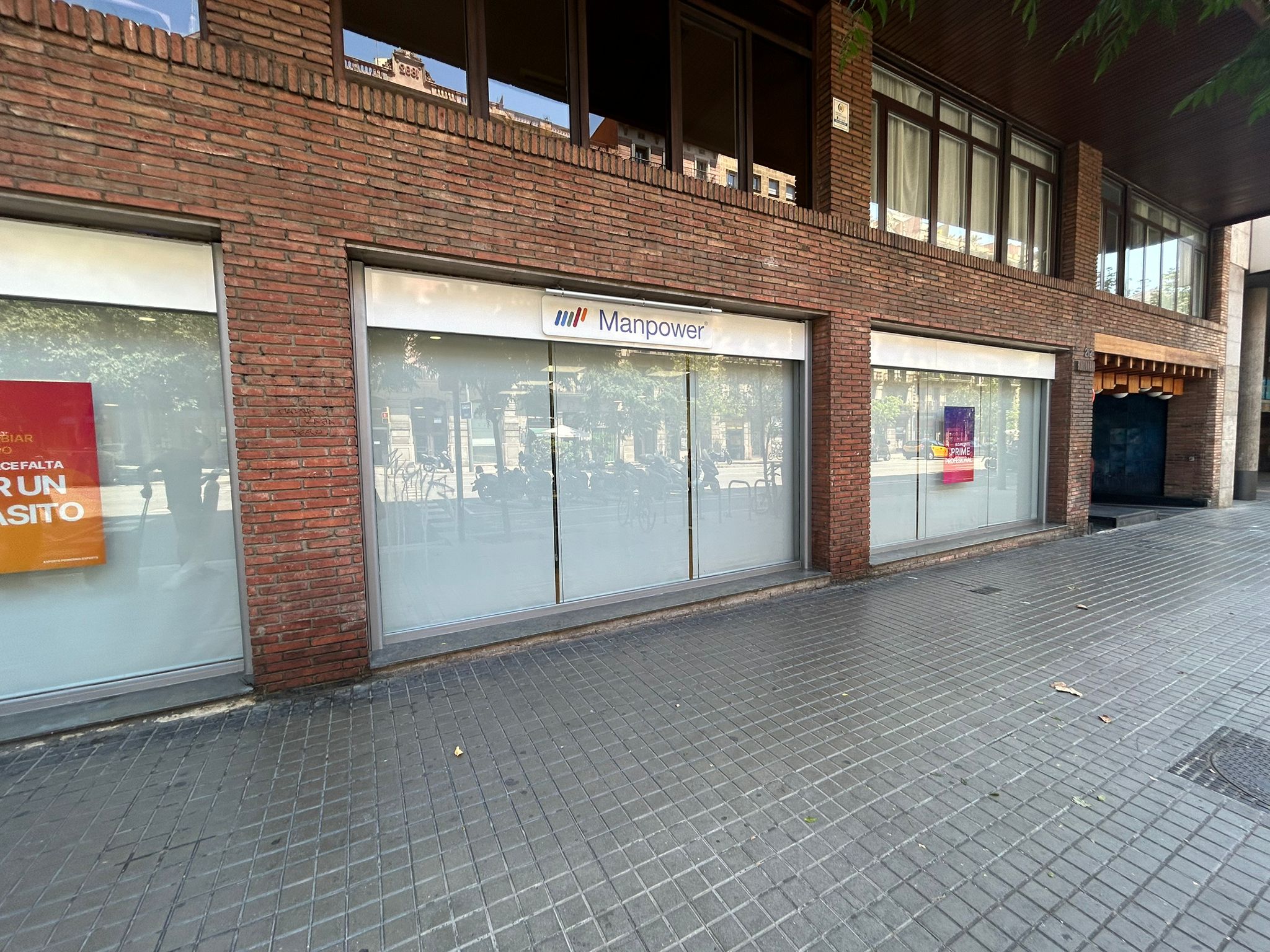 Cortinas enrollables con tejido técnico screen instaladas en ventanales de oficina a pie de calle en Barcelona