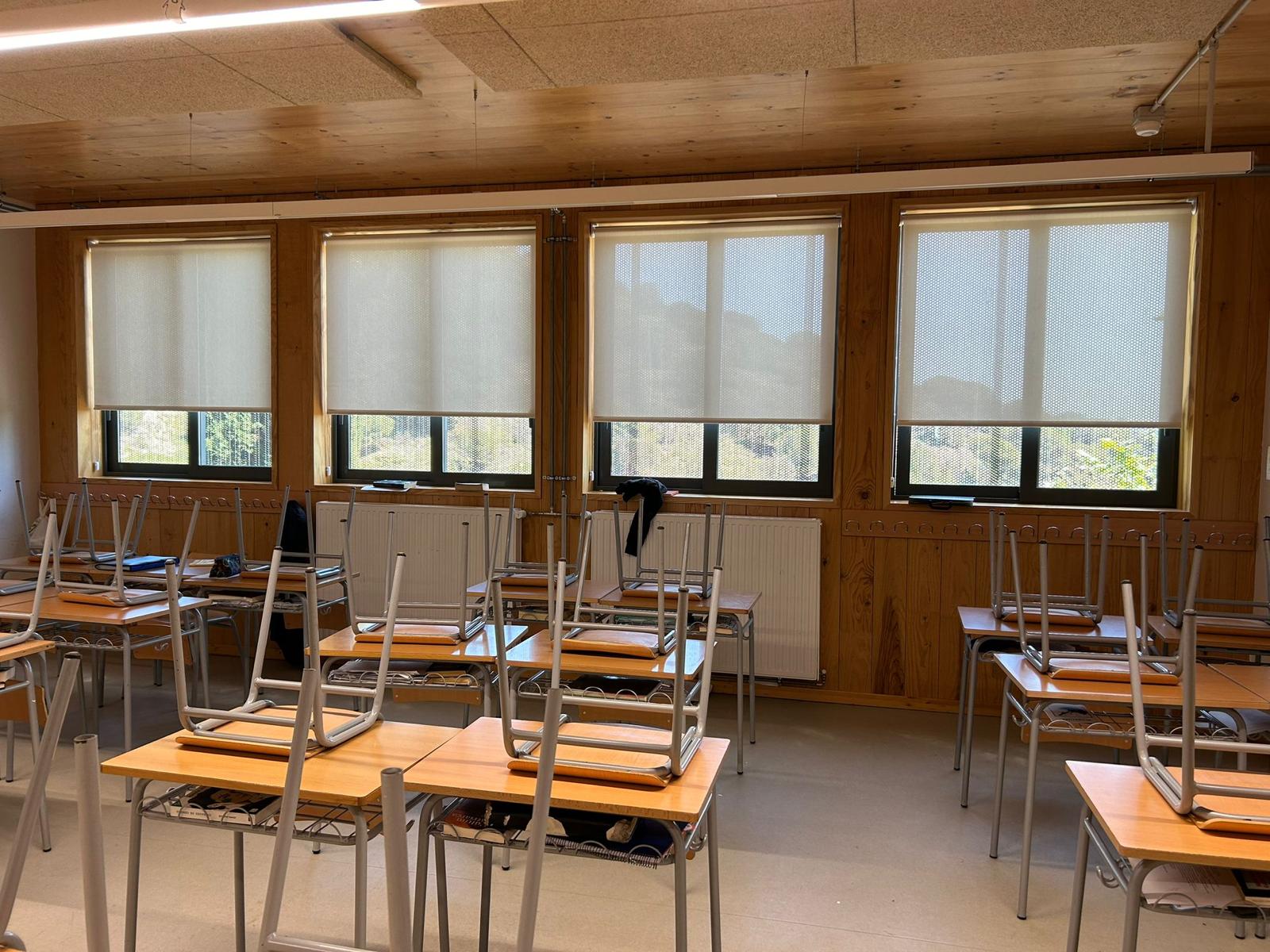Cortinas enrollables instaladas en aula de instituto en Tiana