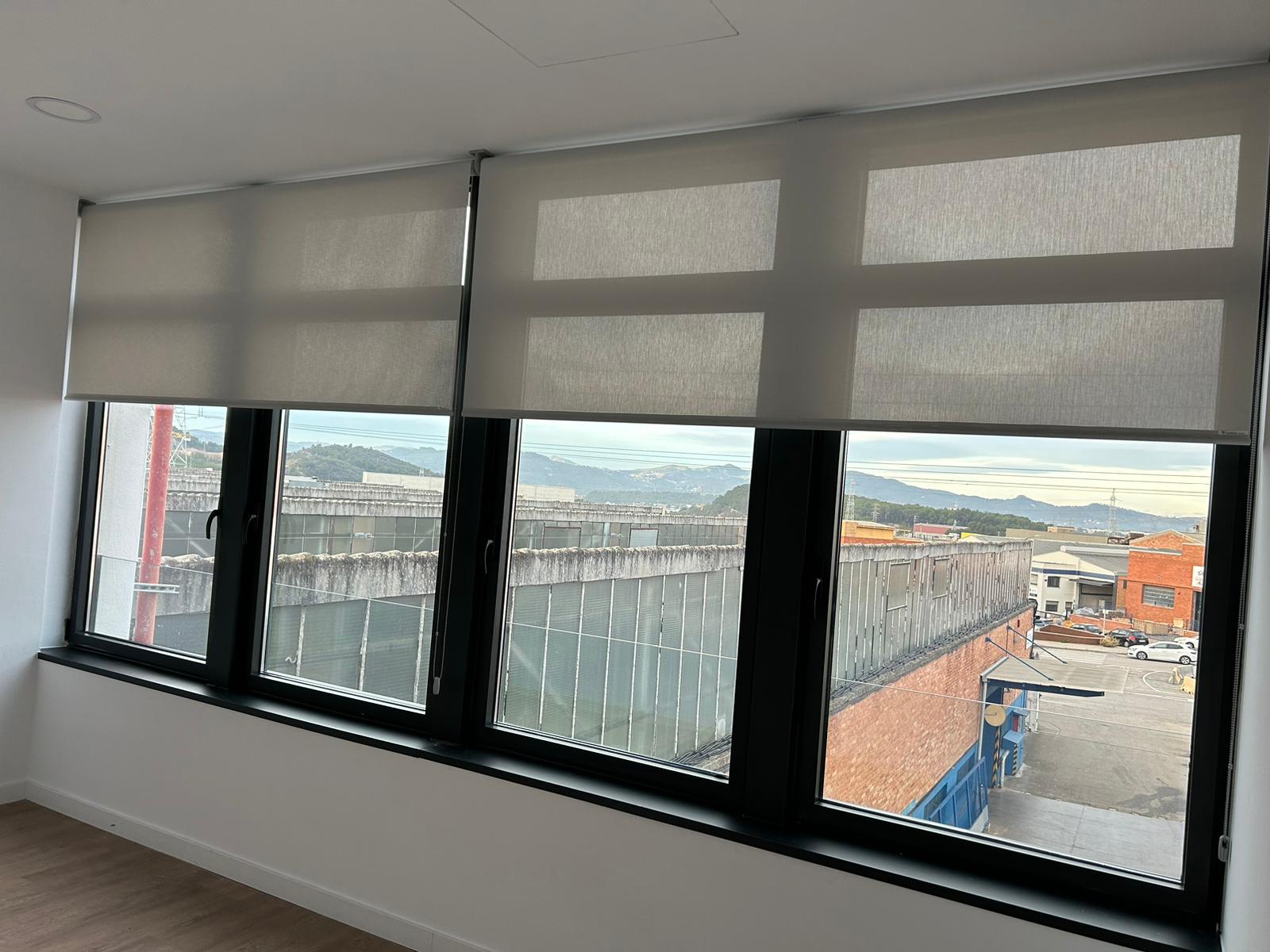 Cortinas enrollables en despacho, oficinas en Rubí