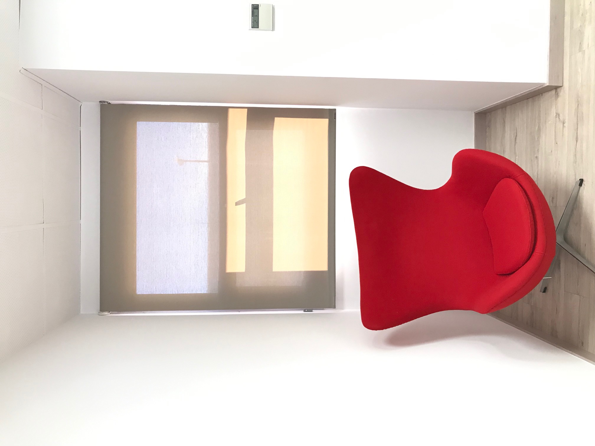 Cortina enrollable con tejido técnico screen instalada en sala de oficinas en l'Hospitalet del Llobregat