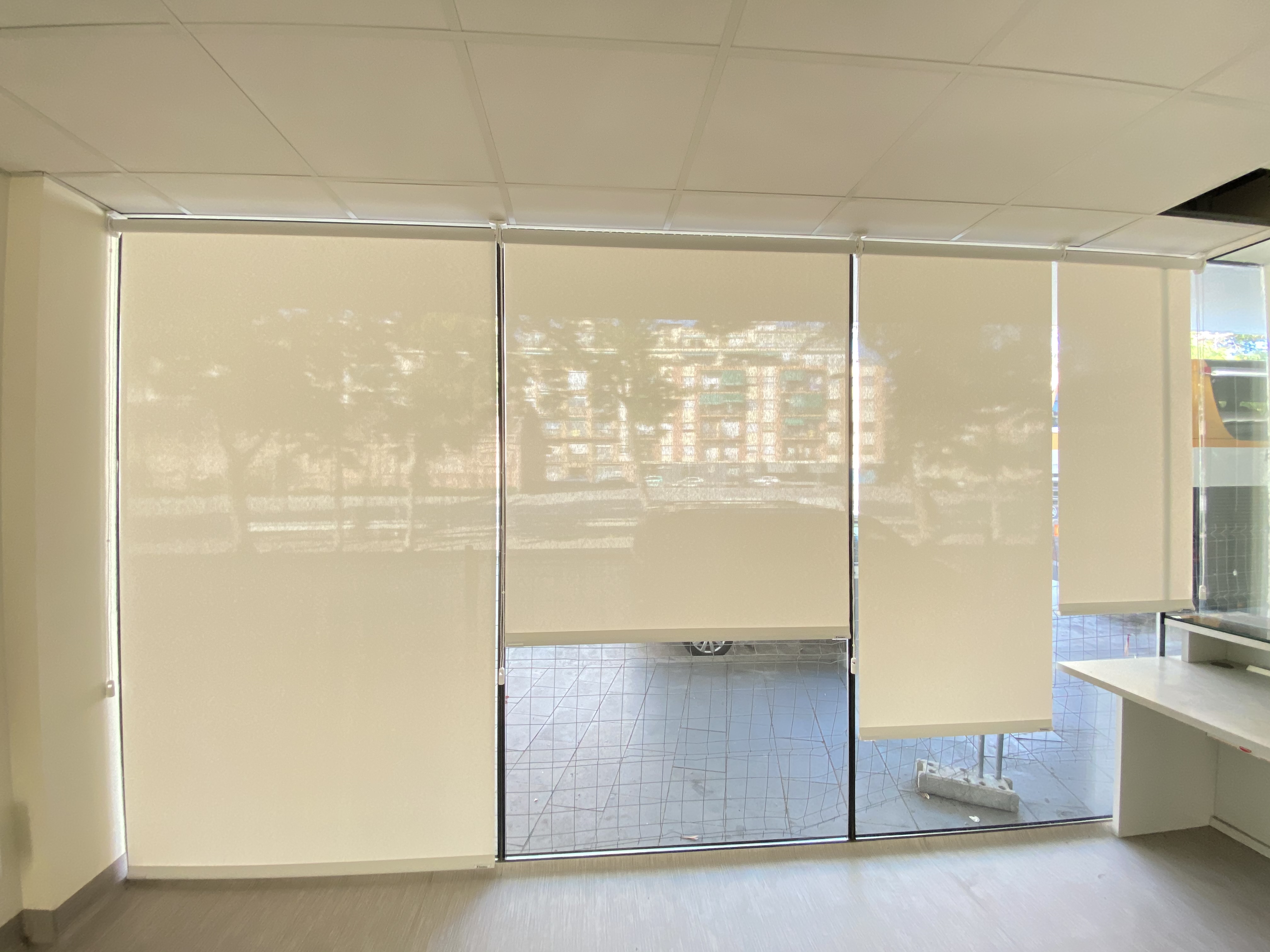 Cortina técnica enrollable instalada en local en Barcelona