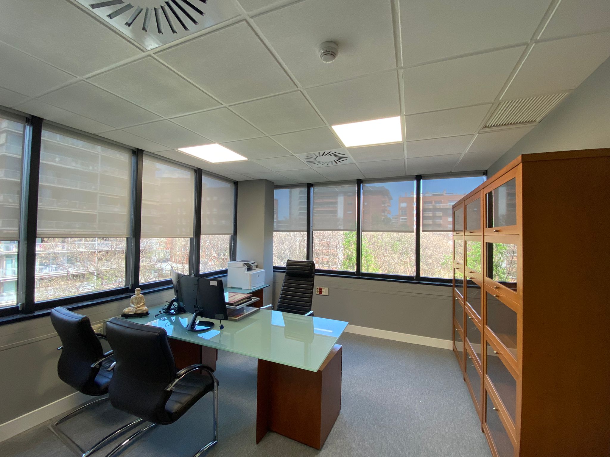 Cortinas enrollables para despacho instaladas en oficina en Barcelona