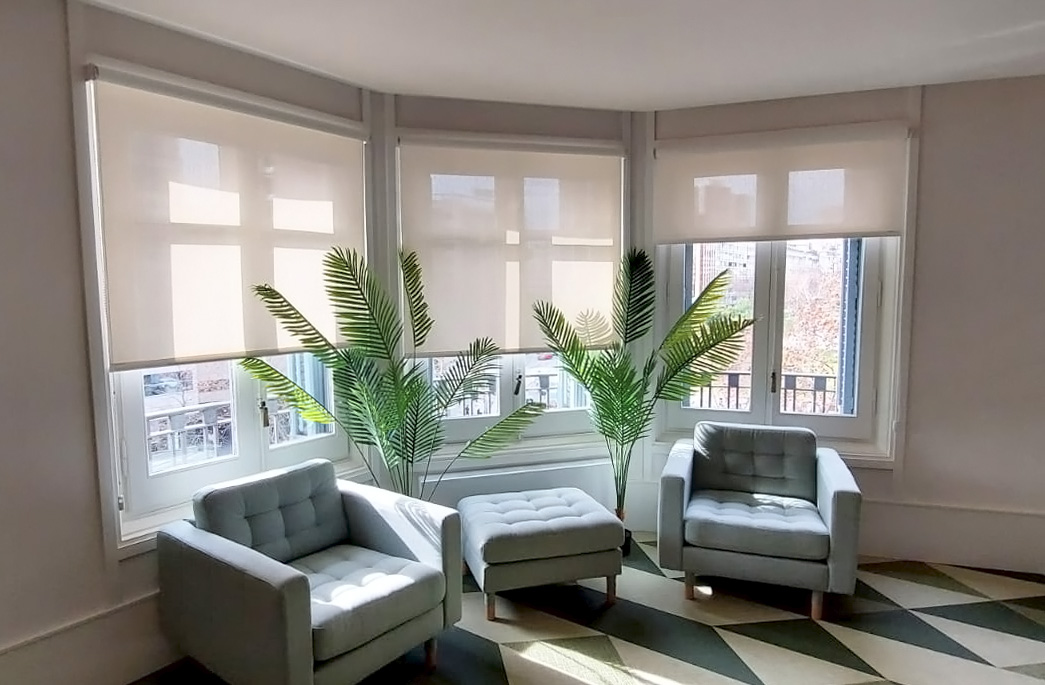 Cortinas enrollables con tejido técnico screen instaladas en salita en Barcelona