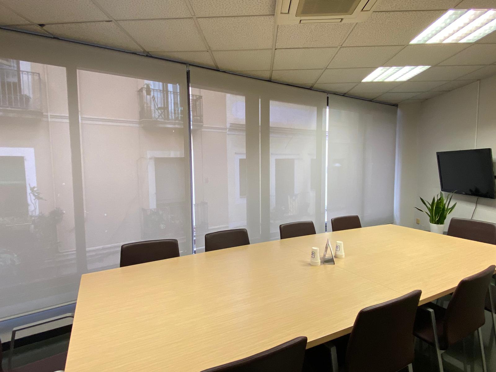 Cortinas enrollables instaladas en sala de reuniones de oficina en Barcelona