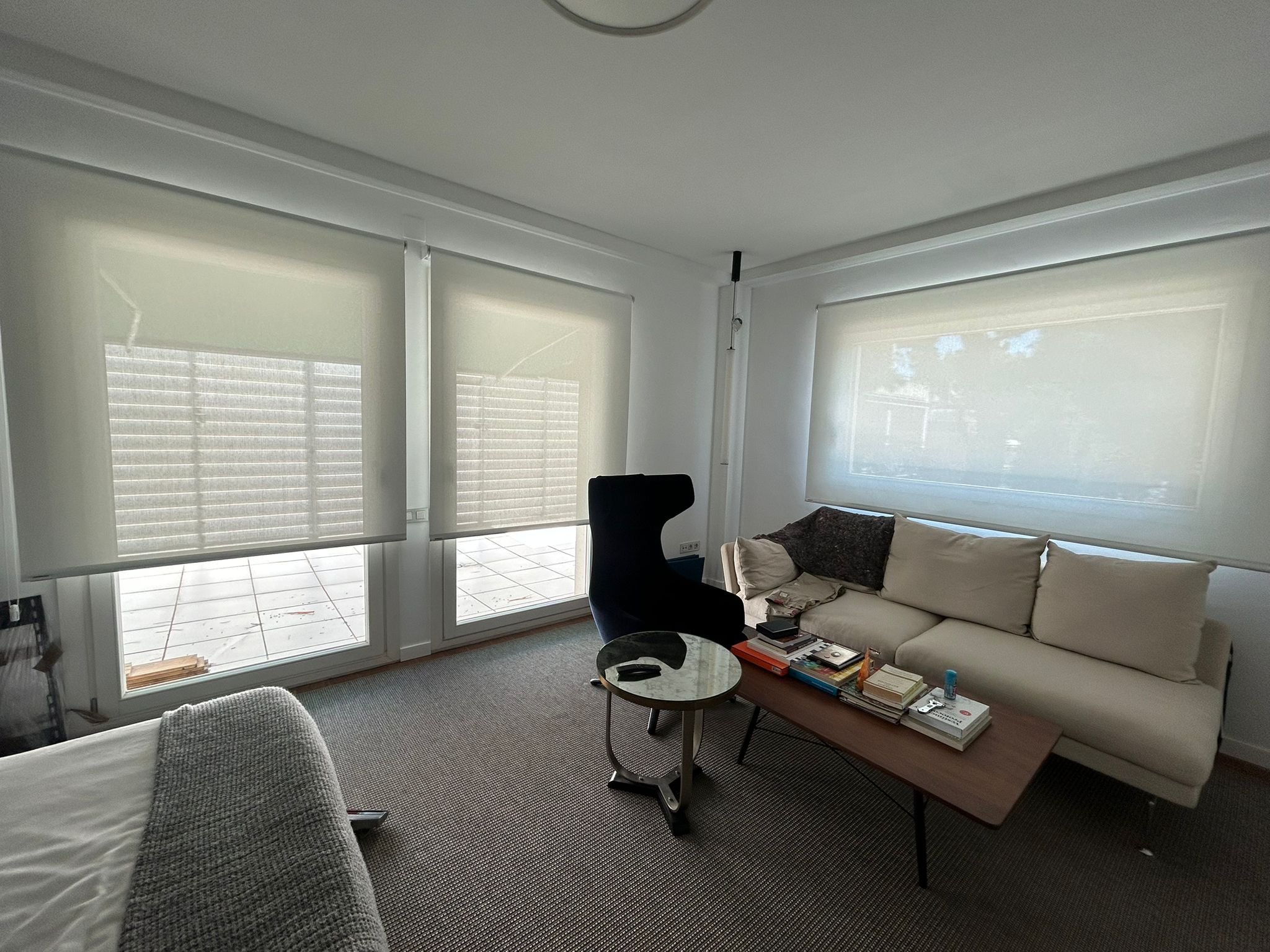 Cortinas enrollables instaladas en salón, tejido técnico screen de color blanco