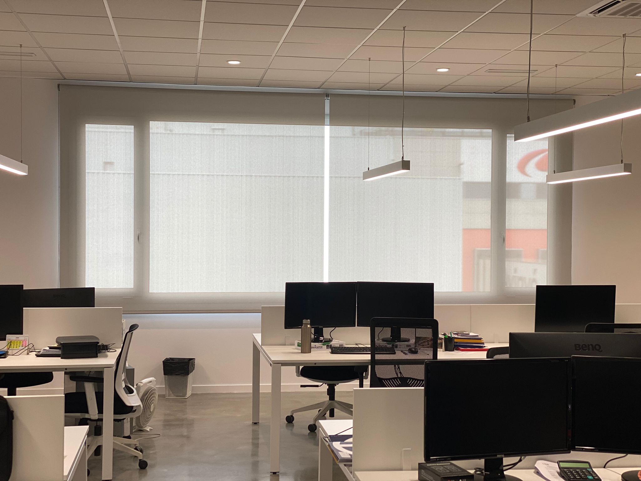 Estores enrollables en oficina en Avino (Barcelona) con tejido de tonos claros