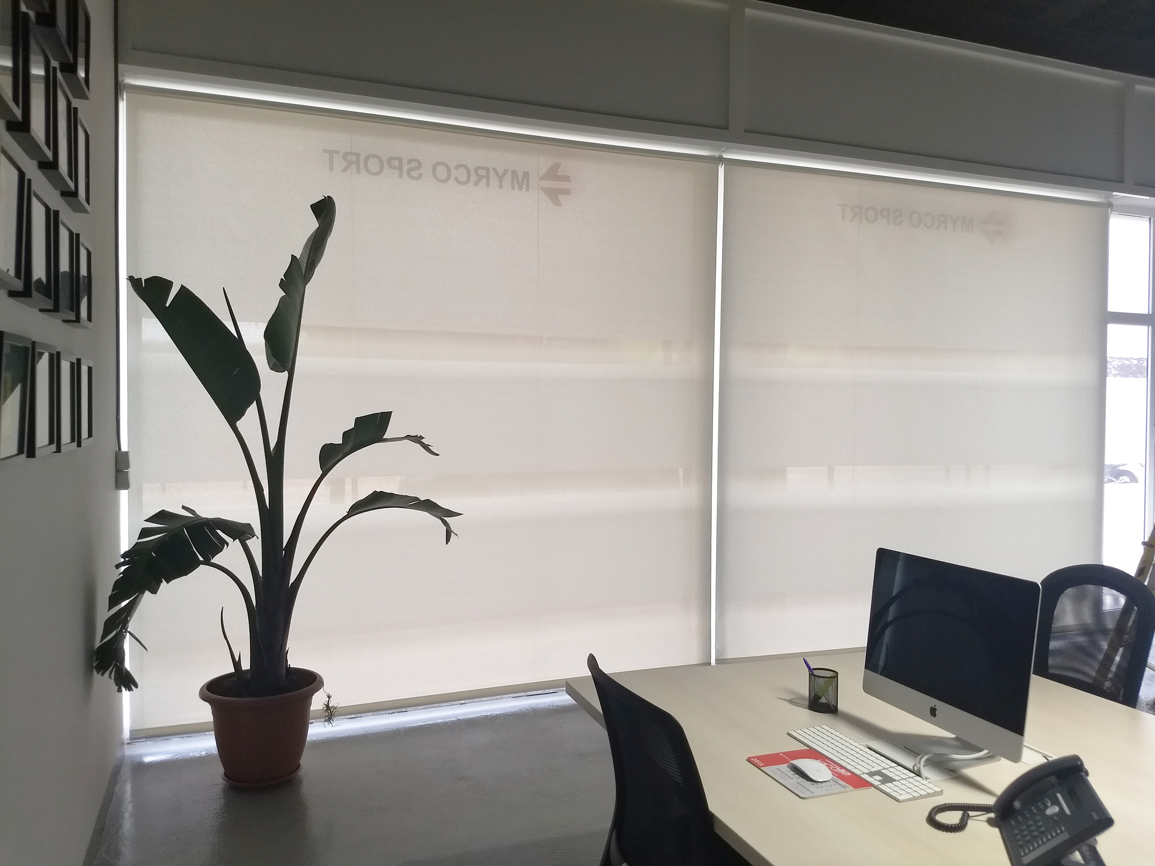 Cortinas enrollables instaladas en oficina en Barcelona