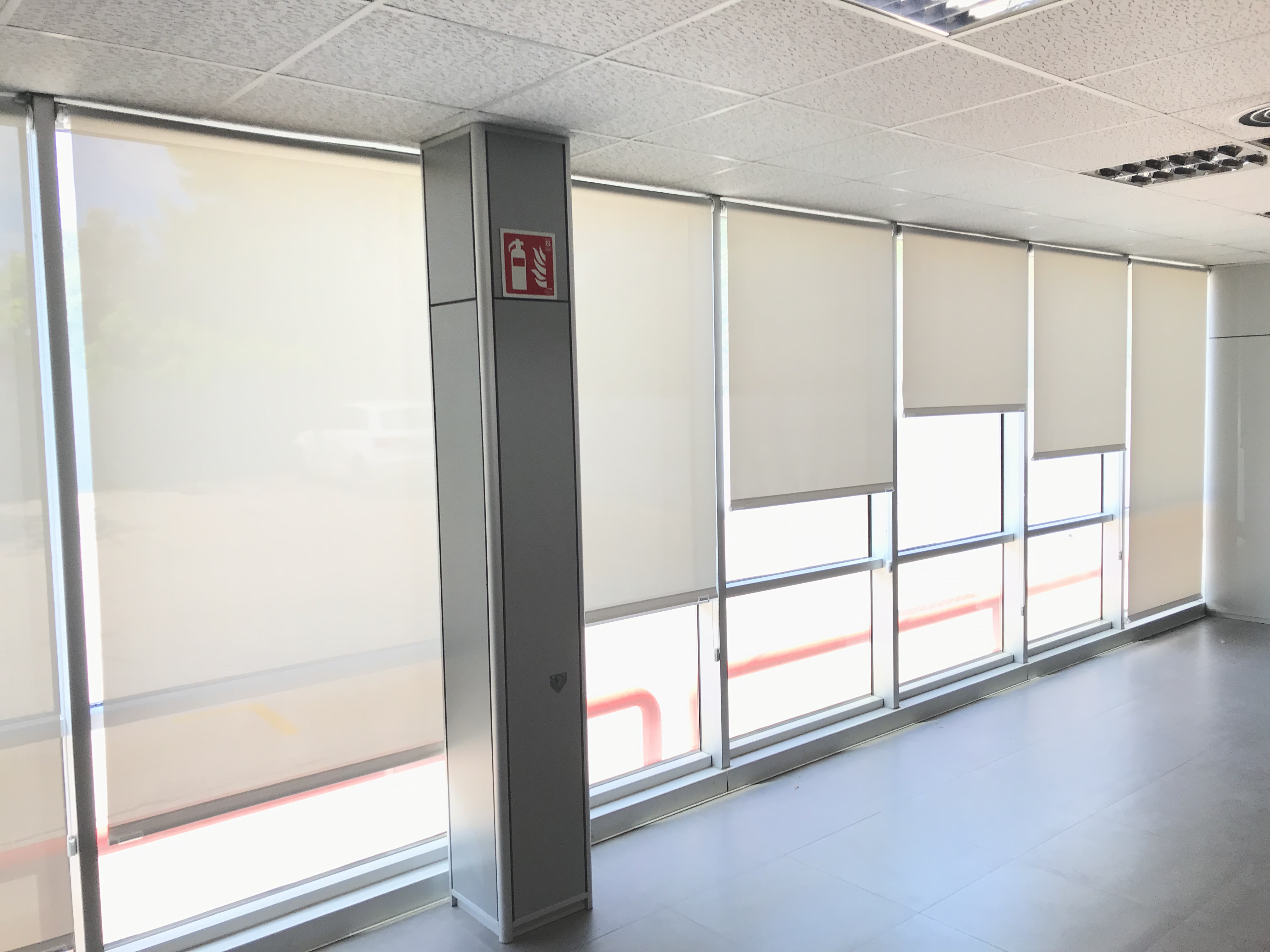 Cortinas enrollables con tejido técnico screen instaladas en oficina