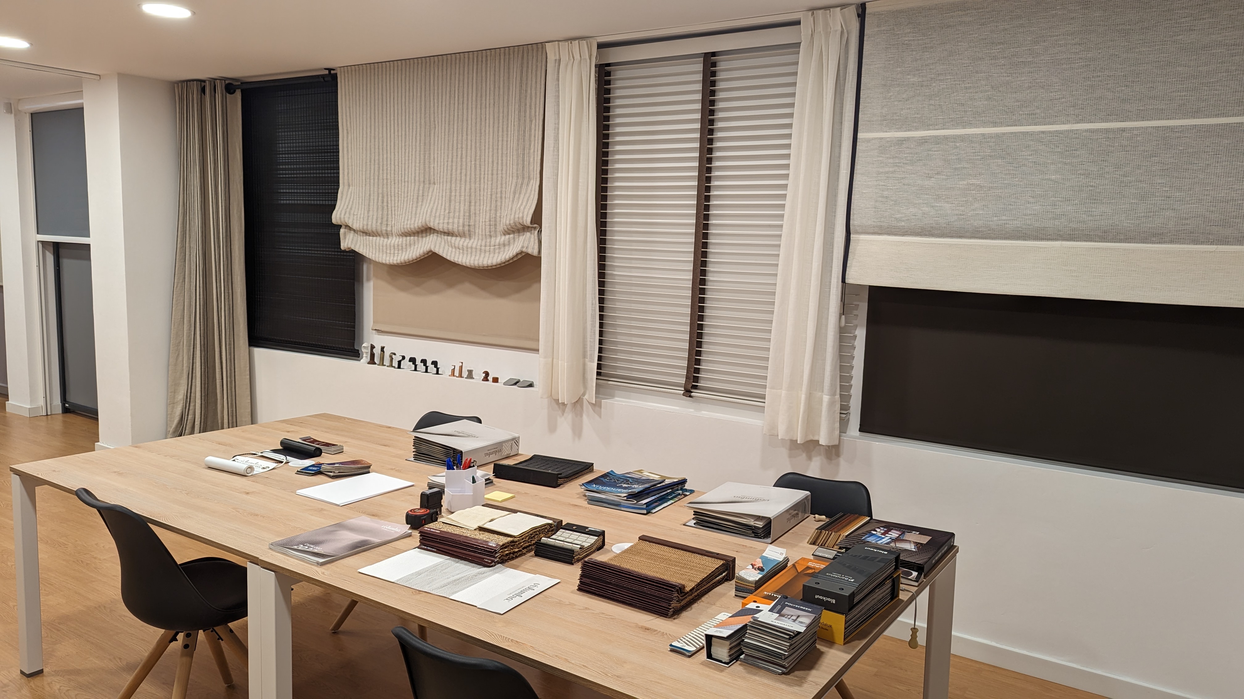 Sistemas de cortinas expuestas, tejidos y colores