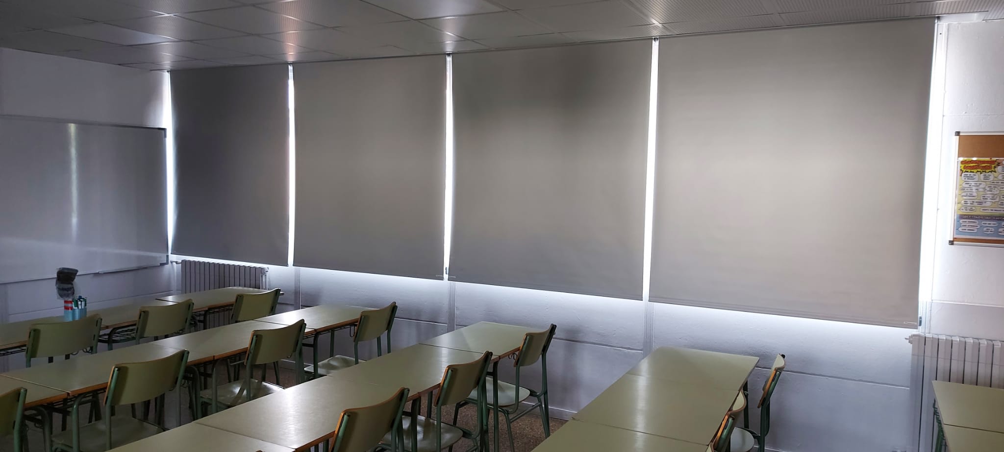 cortinas enrollables opacas de color gris en aula de escuela