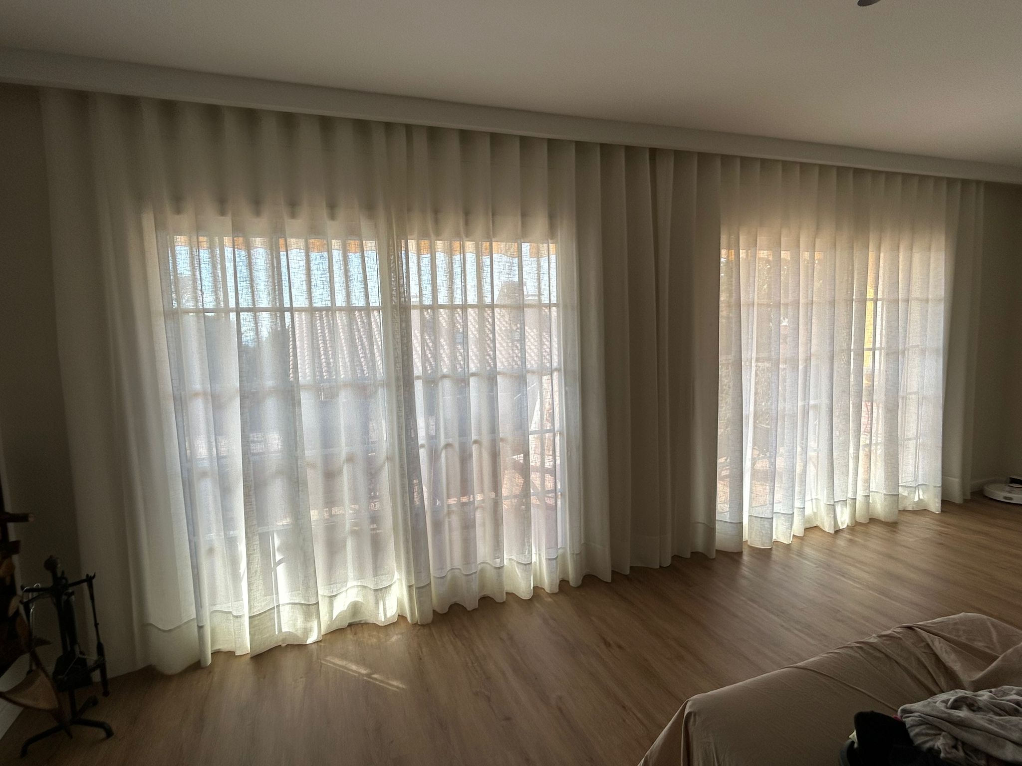 Cortinas tradicionales con onda perfecta instaladas en vivienda de Teià