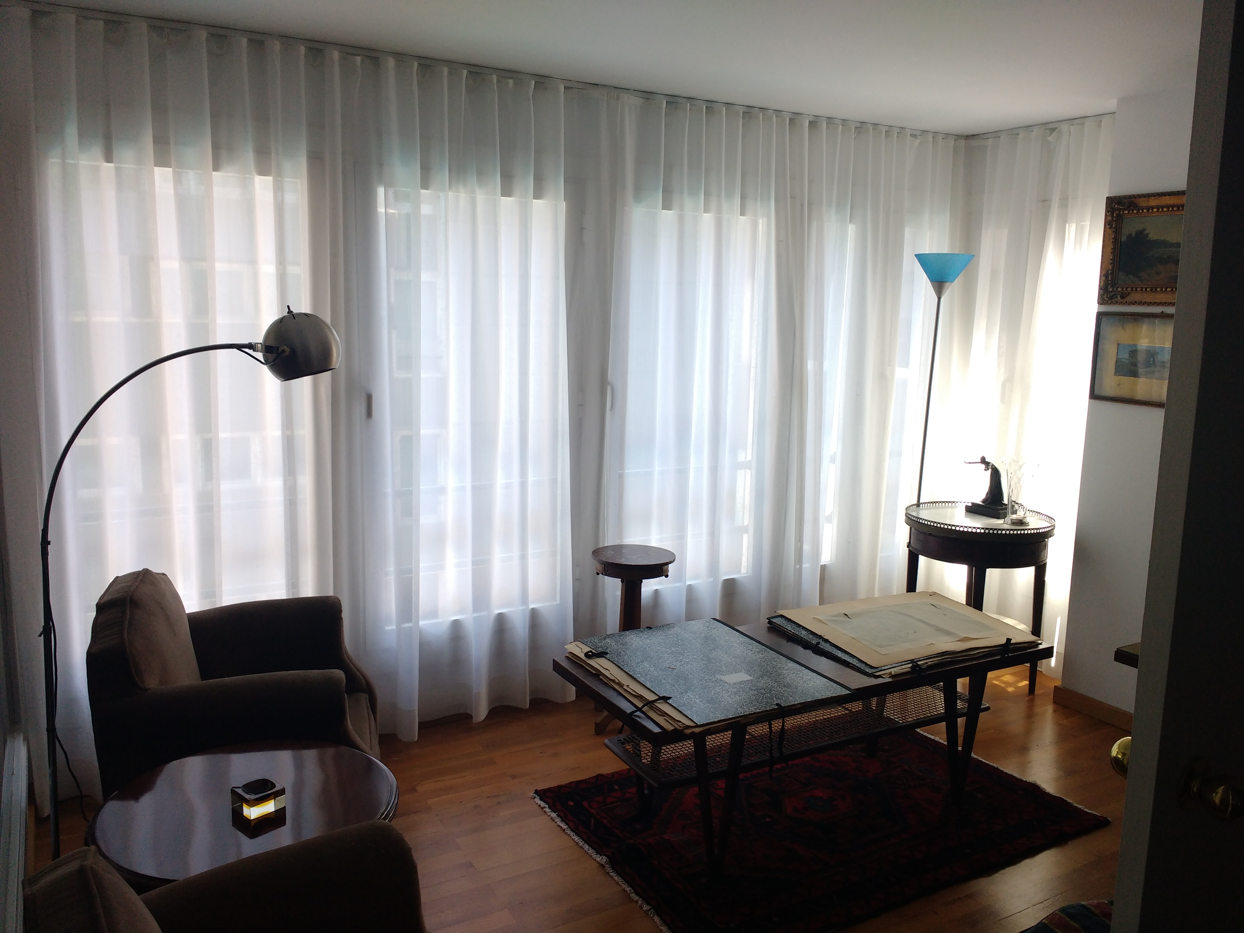 Cortinas tradicionales modelo ondas perfectas color blanco para balconera en casa particular