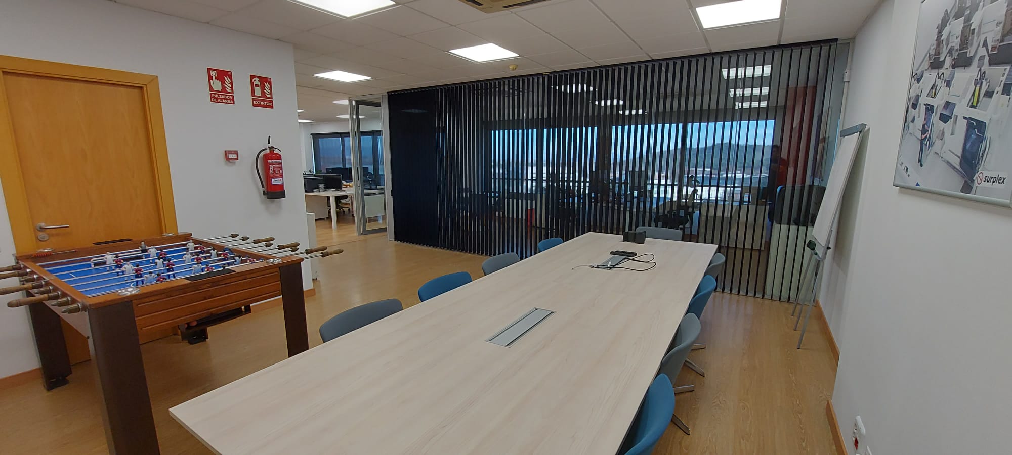 cortinas lamas verticales ebony oficina