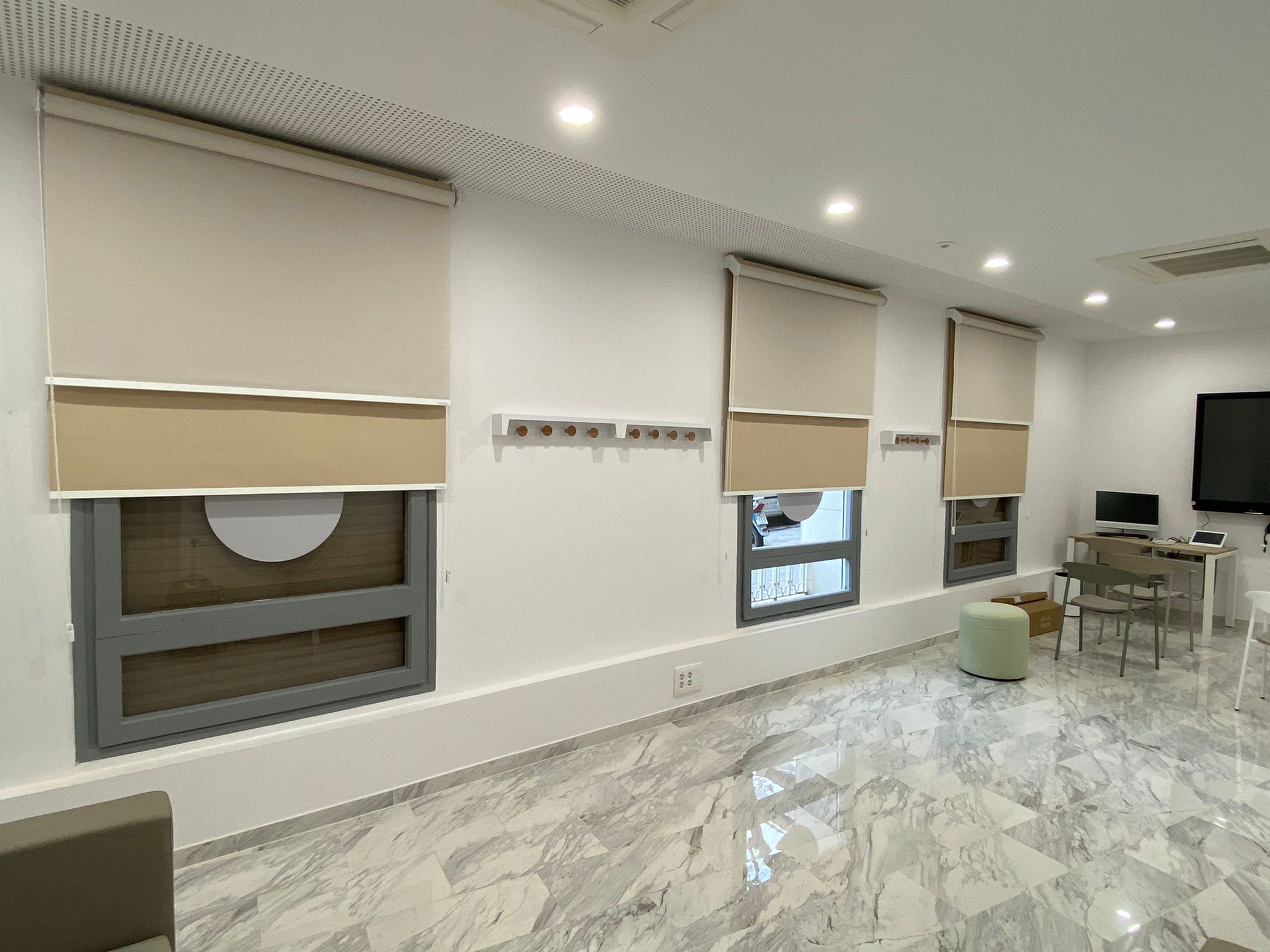 Cortina técnica doble cortina, opaca y translucida para oficina en Barcelona