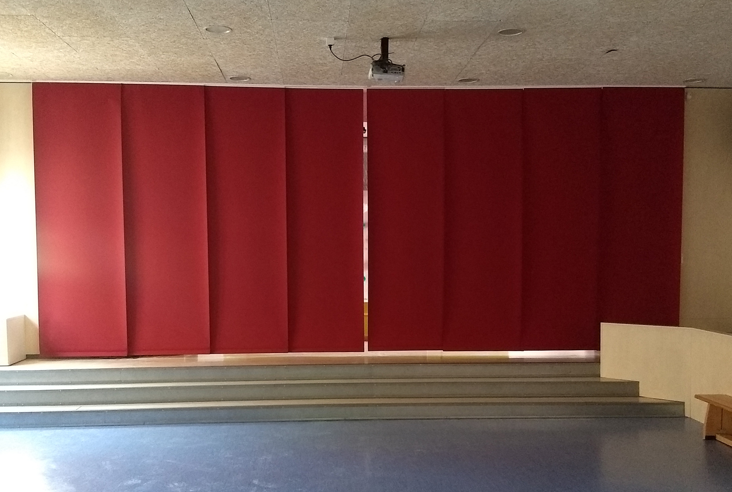 Panel Japonés color rojo en aula de teatro de escuela de Barcelona