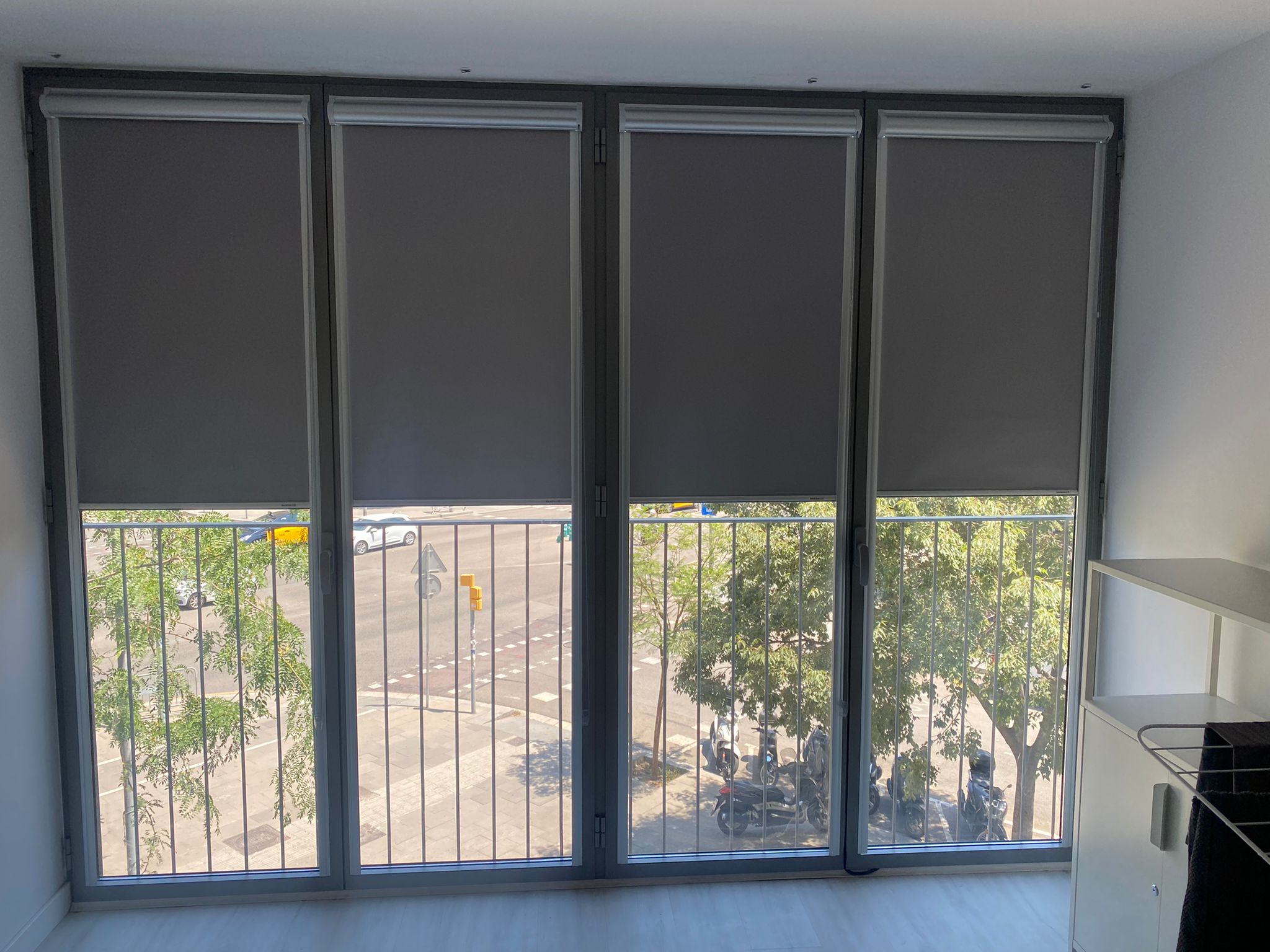 Cortinas fit opacas instaladas en vivienda de Barcelona