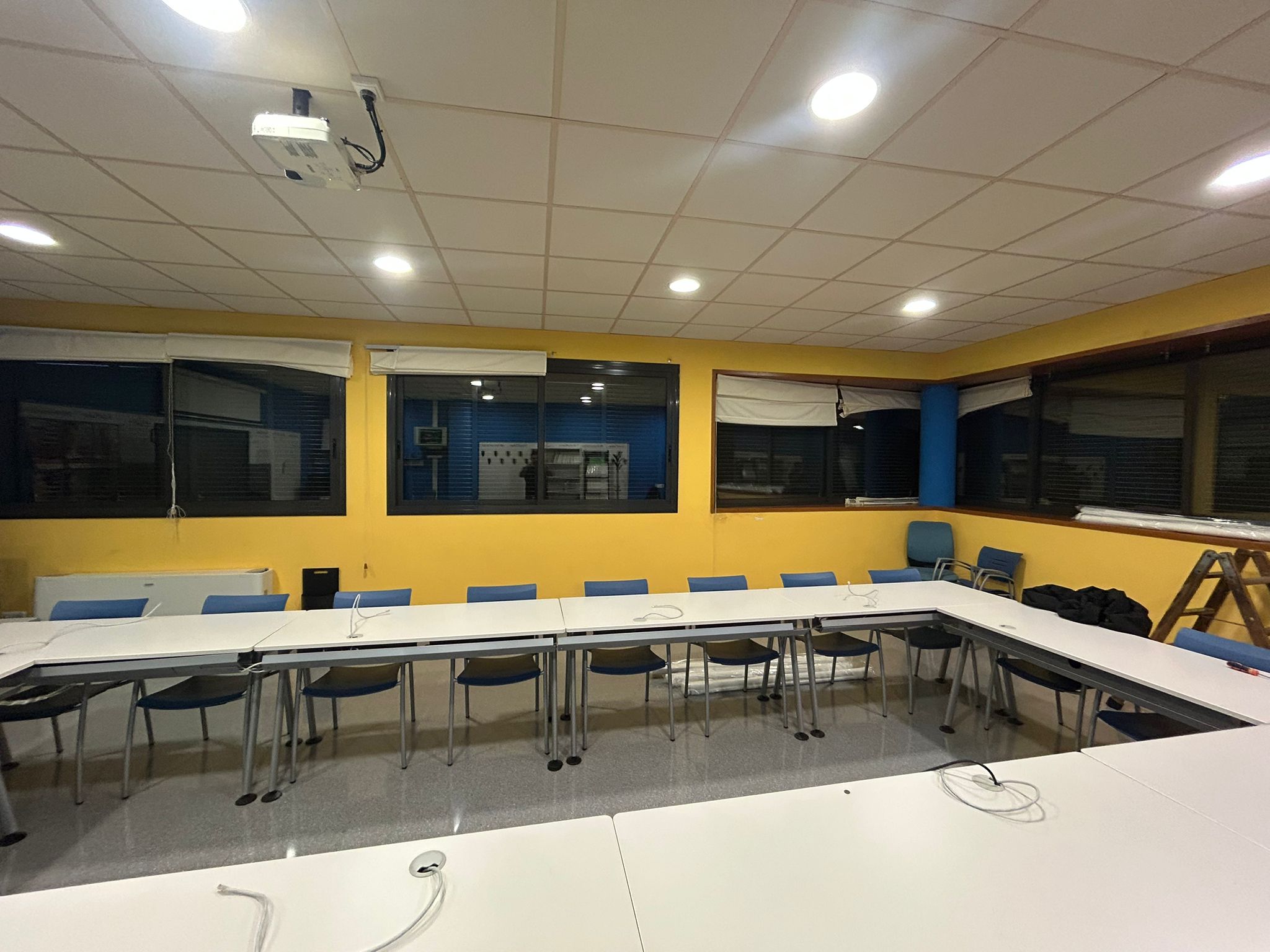 Generalitat centre Cervera, antes (cortinas viejas)