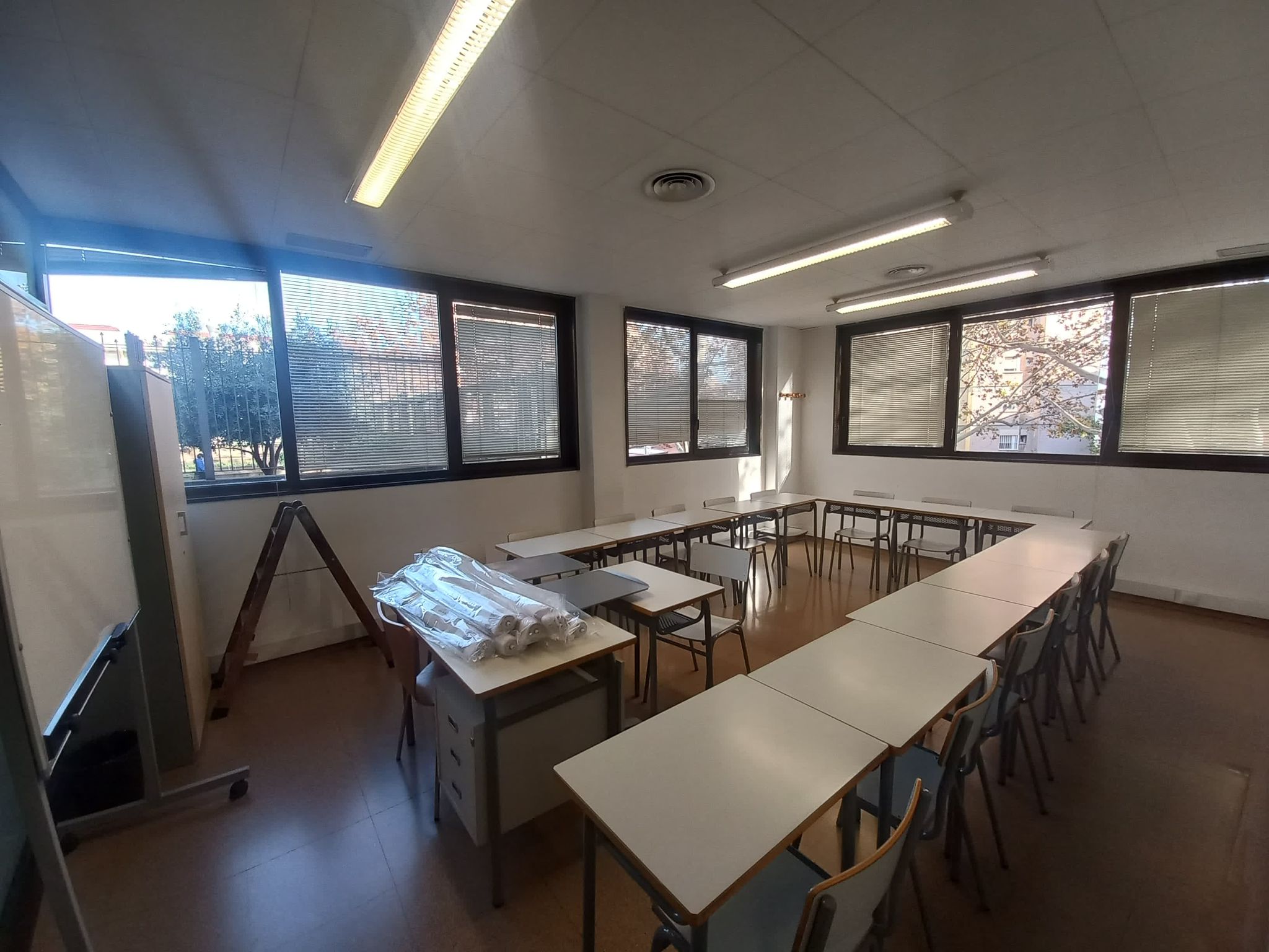 Generalitat centre Esplugues, antes (cortinas viejas)