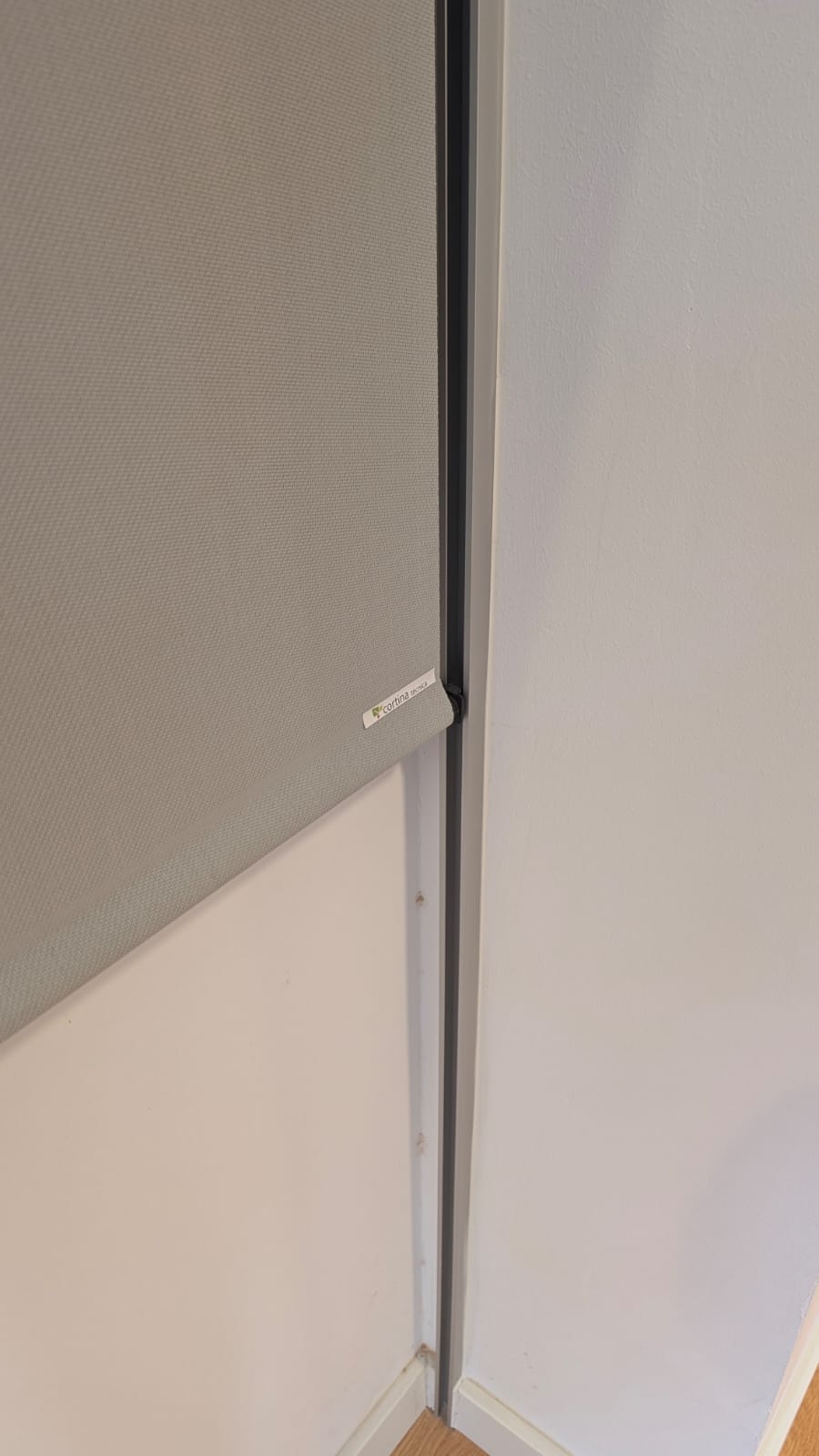 Guia U cortina de muestra en nuestro showroom