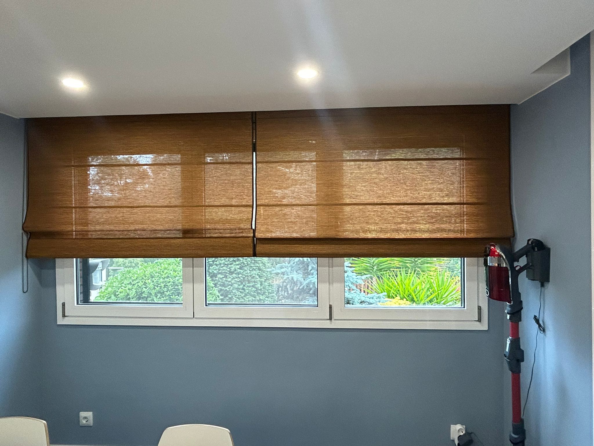Instalación de cortinas plegables con fibra natural, color Tok 33, en vivienda de Corbera de Llobregat.