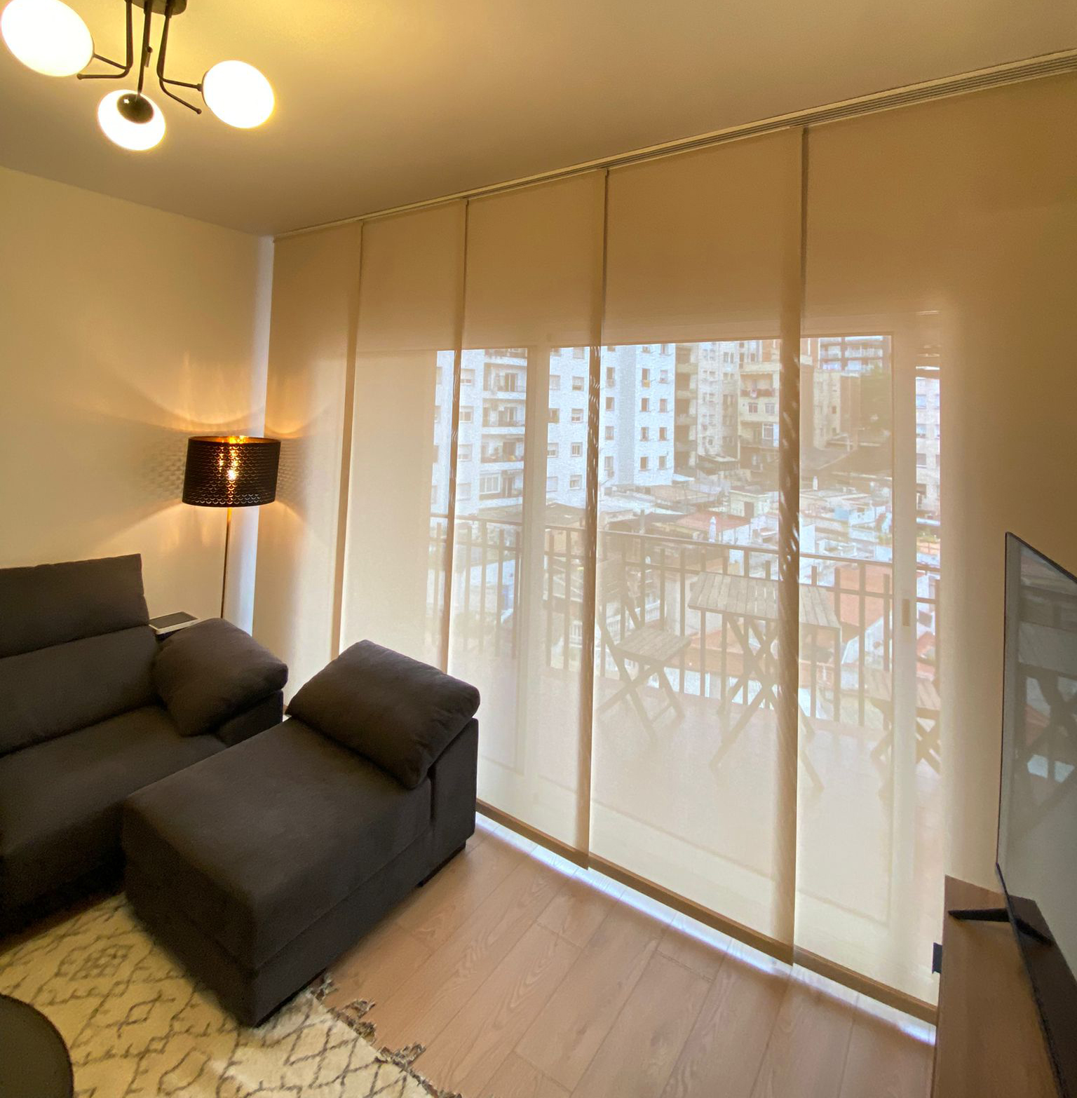 Panel japonés con tejido técnico de color blanco lino instalado en salón