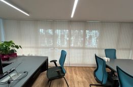 Cortina vertical lamas 89mm instaladas en despacho en Barcelona, ejemplo lamas cerradas