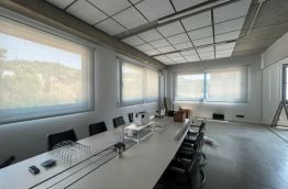 Cortinas enrollables en sala de reuniones en oficina en Olesa de Montserrat