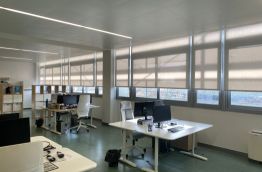 Cortinas enrollables innstaladas en oficina en Castelldefels