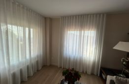 Cortinas tradicionales con onda perfecta de color blanco,  instaladas en Cobera del Llobregat