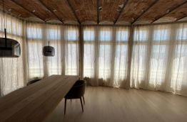 Cortinas tradicionales de lino instaladas en salón de vivienda en Vilassar