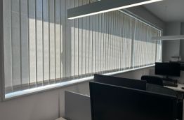 Cortinas verticales de lamas de 89mm con tejido técnico screen instaladas en oficina en Barcelona