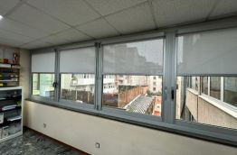 Cortinas sistema fit box con tejido tecnico screen de color gris instaladas en oficina en Barcelona