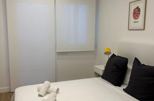 Instalación de cortinas enrollables con tejido técnico screen, referencia 390P abertura del 3% y color White, en vivienda de Barcelona